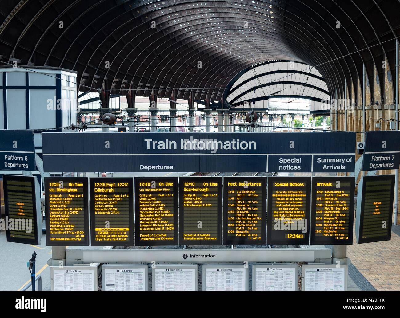 Una comunicazione digitale di bordo su York Stazione ferroviaria raffiguranti momenti di treno Partenze. Foto Stock
