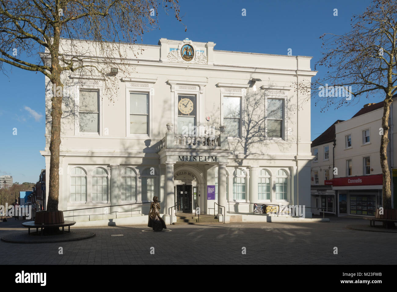 Il municipio della città vecchia che ora ospita il museo di Willis, in Basingstoke Town Center, Hampshire, Regno Unito, con la scultura in bronzo di Jane Austen Foto Stock