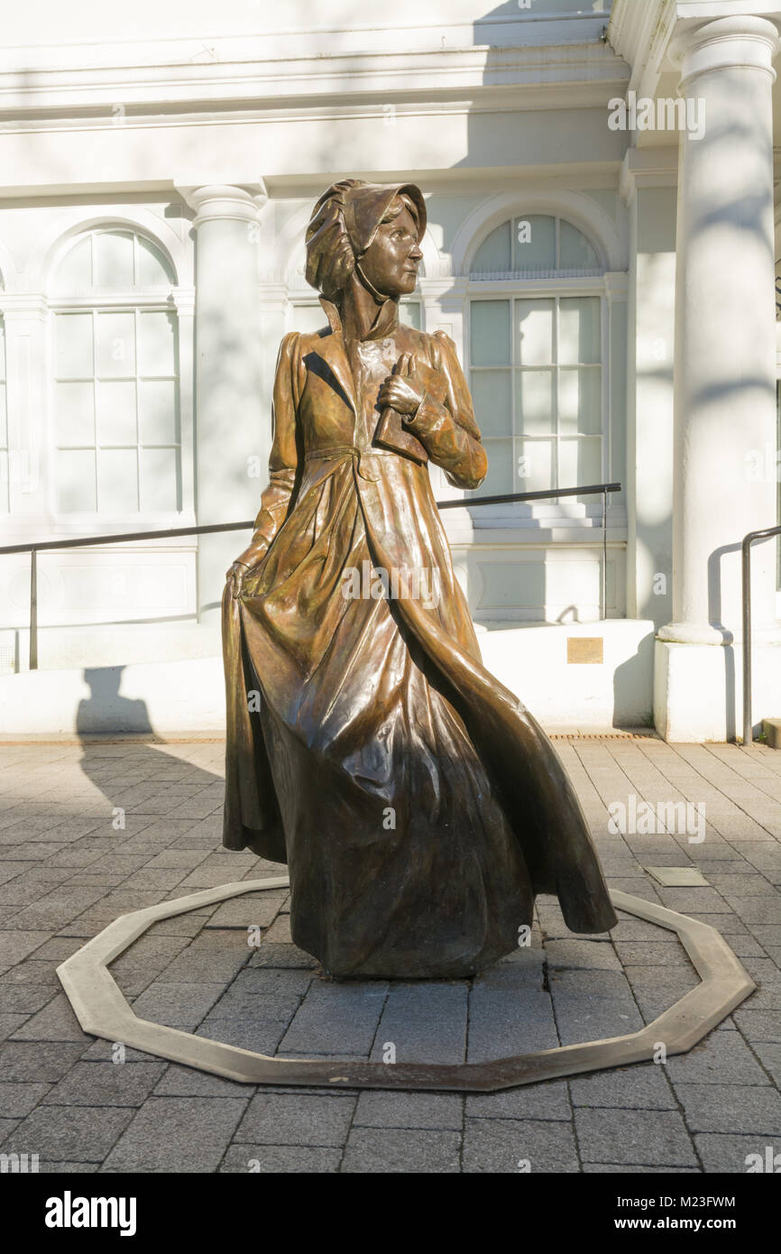 Una scultura in bronzo di Jane Austen al di fuori del vecchio municipio, oggi sede del museo di Willis, in Basingstoke Town Center, Hampshire, Regno Unito. Foto Stock