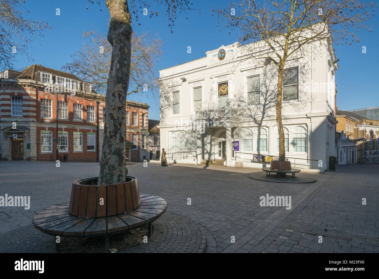 Il municipio della città vecchia che ora ospita il museo di Willis, in Basingstoke Town Center, Hampshire, Regno Unito, con la scultura in bronzo di Jane Austen Foto Stock