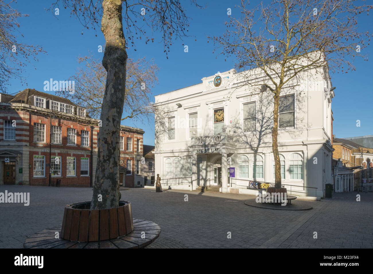 Il municipio della città vecchia che ora ospita il museo di Willis, in Basingstoke Town Center, Hampshire, Regno Unito, con la scultura in bronzo di Jane Austen Foto Stock