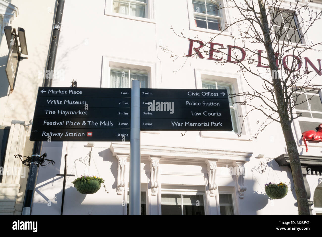 Cartello al di fuori della Red Lion Hotel in London Street nella parte superiore della città di Basingstoke, Hampshire, Regno Unito Foto Stock