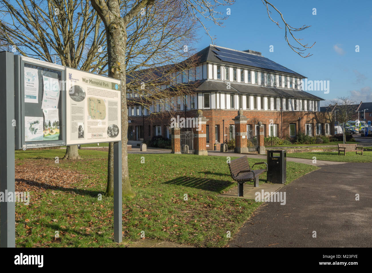 Il War Memorial Park a Basingstoke, Hampshire, Regno Unito con la Civic Offices Foto Stock
