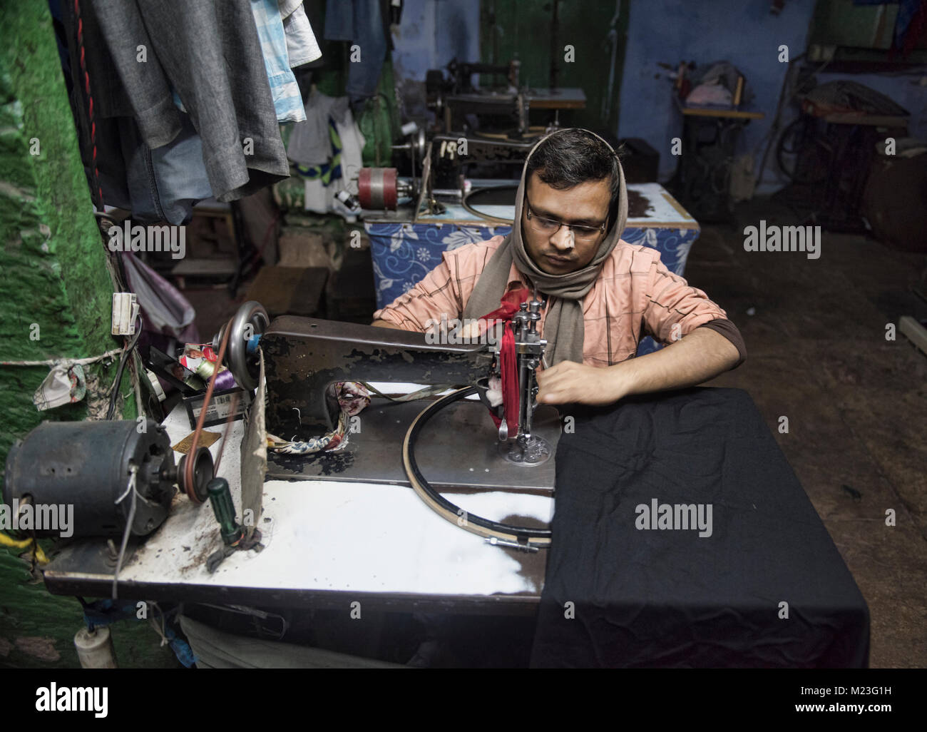 Unità di rilegatura di esperti a lavorare in una fabbrica di indumento nella Vecchia Delhi, India Foto Stock