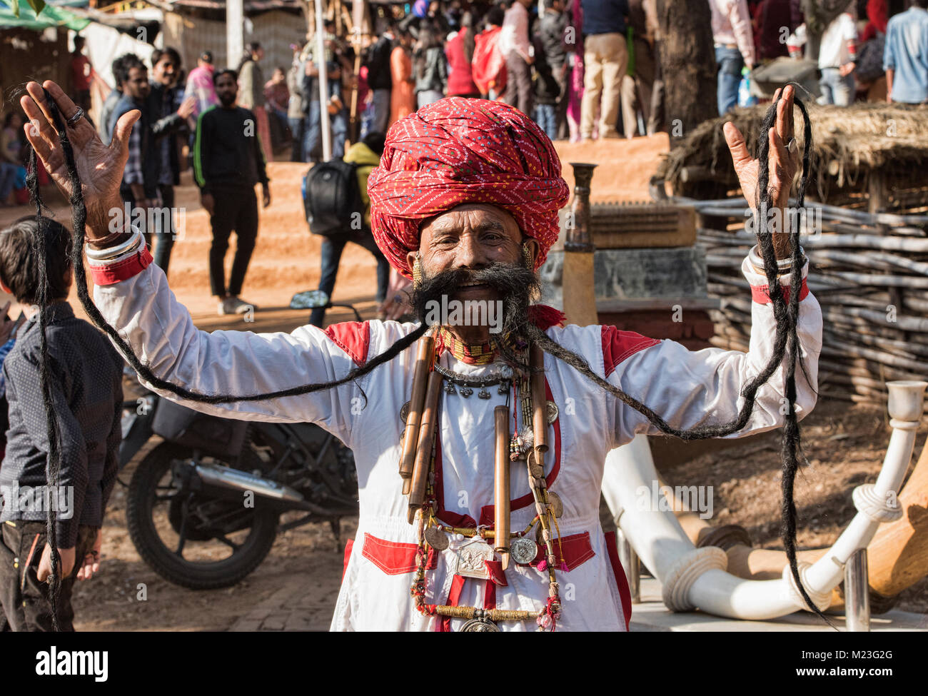 Il sig. baffi rivali, Desert Festival in Jaisalmer, Rajasthan, India Foto Stock