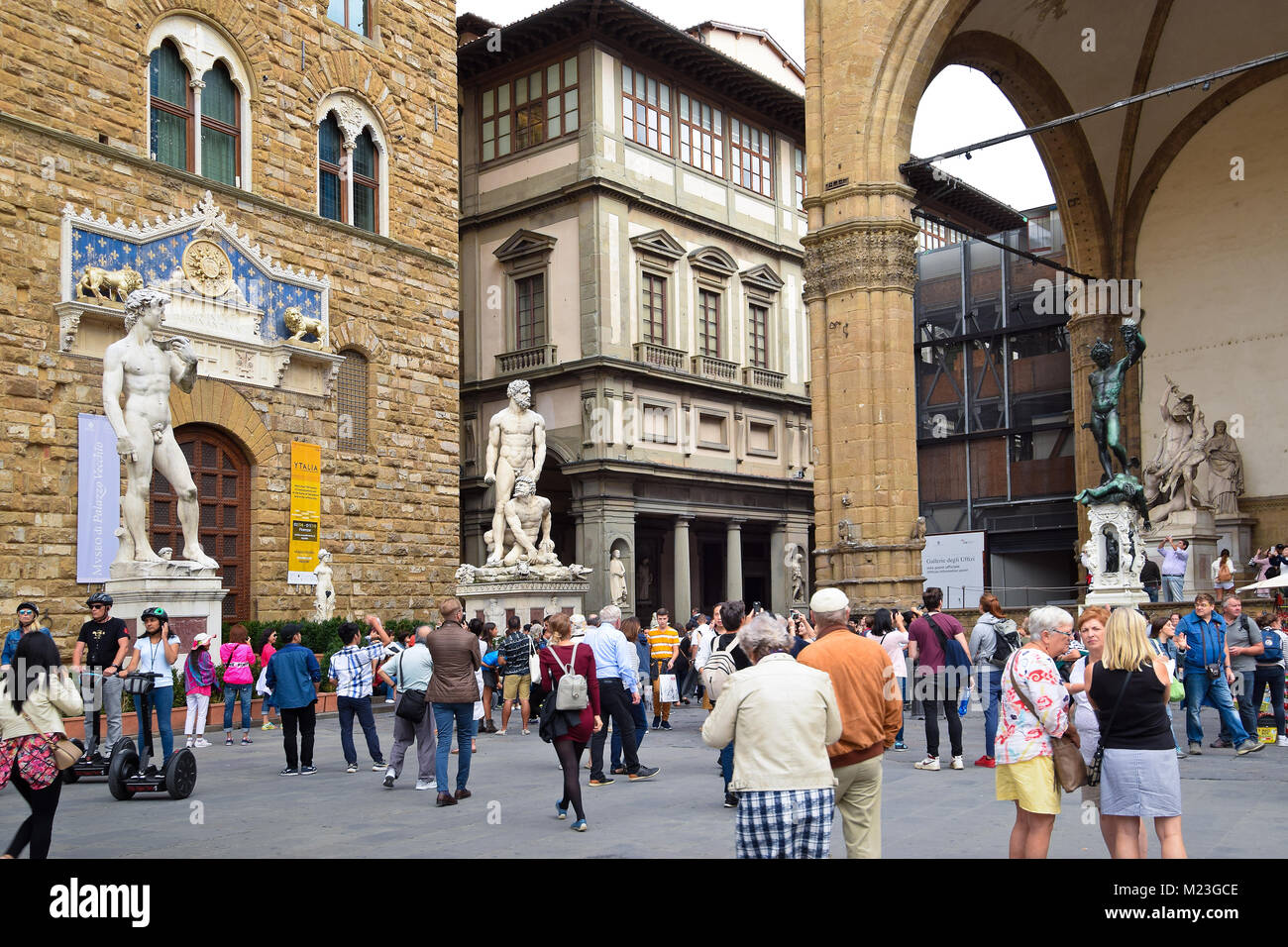 Firenze, Italia - 16 settembre 2017: piazza trafficata Piazza della Signoria di fronte a Palazzo Vecchio a Firenze; il principale punto di origine e Foto Stock