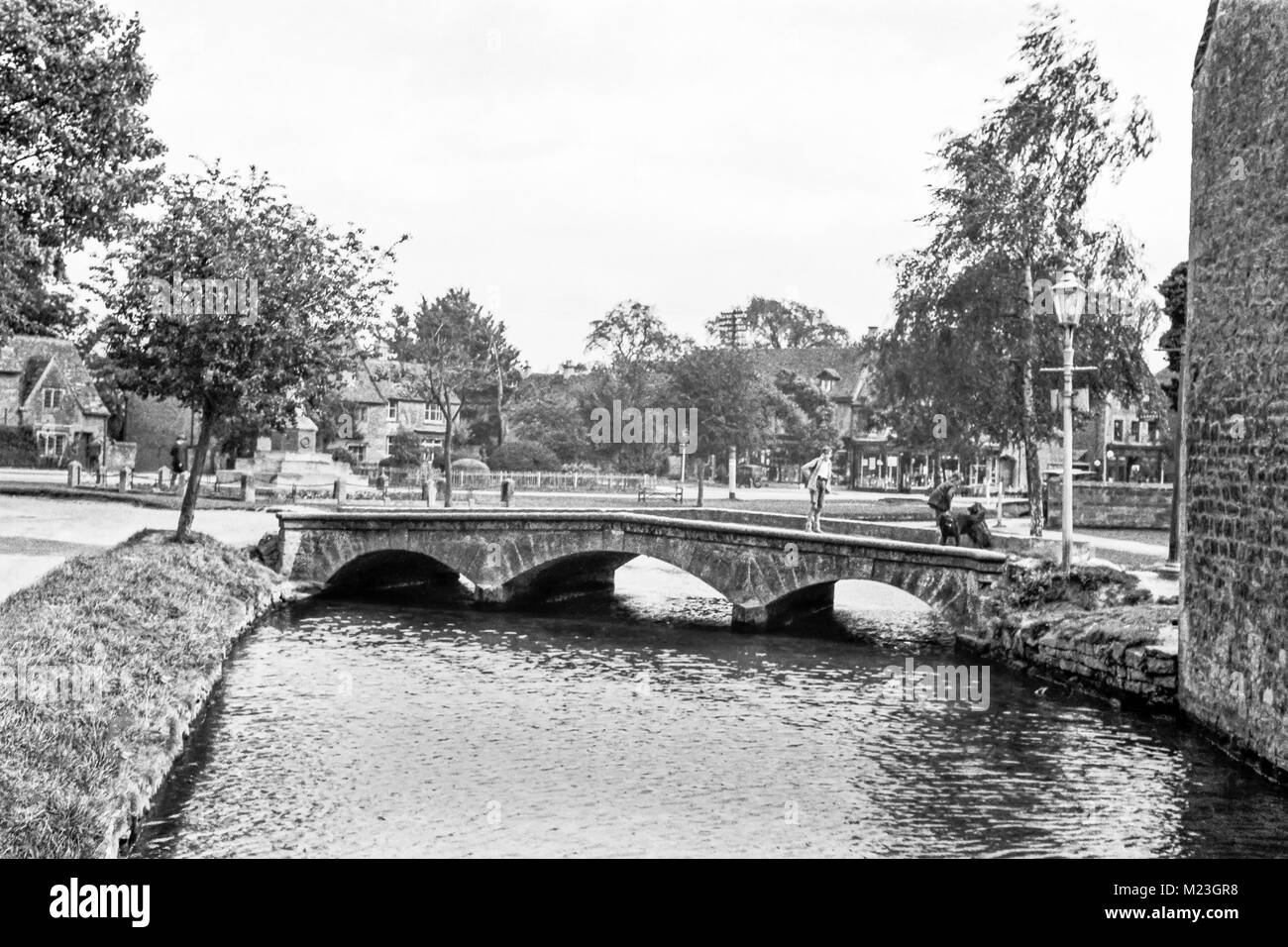 Piccoli ponti ad arco su un fiume di Bourton-on-the-acqua, circa 1940. Foto Stock