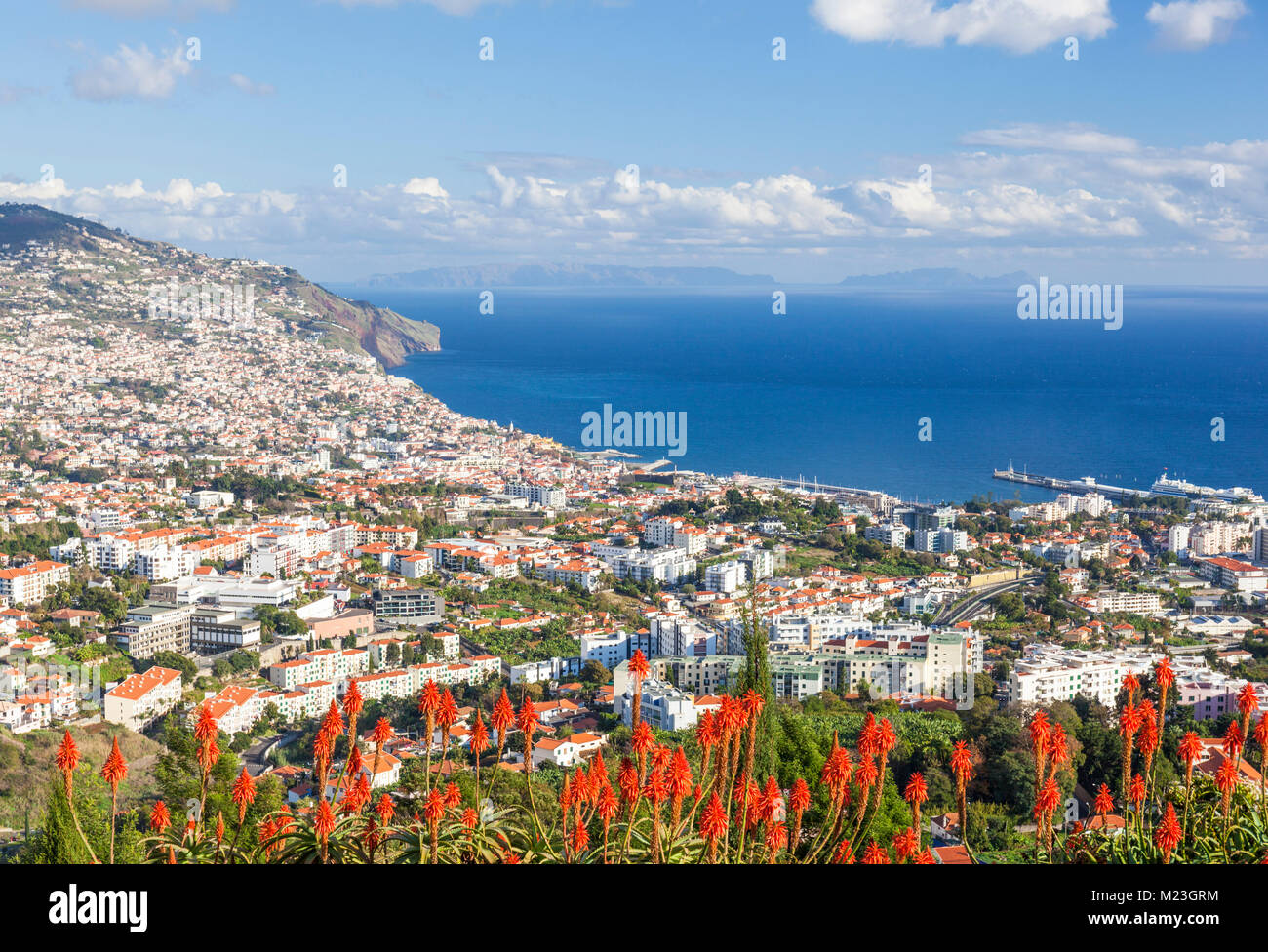 Madeira Portogallo Madeira vista di Funchal, la capitale di Madeira guardando attraverso il porto baia del porto e della città vecchia di Funchal Madeira Portogallo Europa Foto Stock