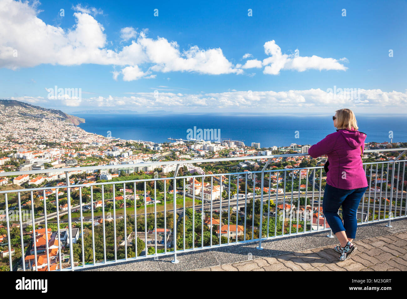 Madeira Portogallo Madeira Pico dos Barcelos turista femminile guardando alla vista di Funchal Bay Port Harbour e della città vecchia di Funchal Madeira Portogallo Europa Foto Stock