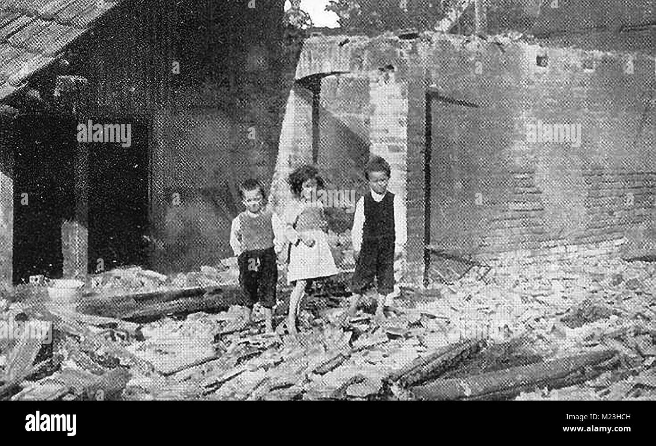 La prima guerra mondiale (1914-1918) aka la Grande Guerra o la prima guerra mondiale - una guerra di trincea -WWI un giornale fotografia che mostra il francese (o) belga orfani dopo una battaglia Foto Stock