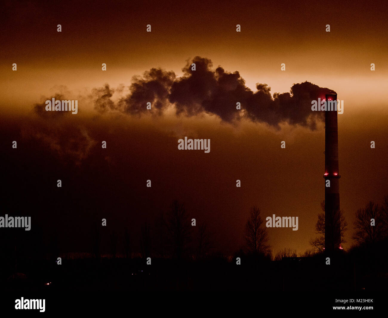 Una fumatori tubazione industriale contro lo sfondo della notte sk Foto Stock