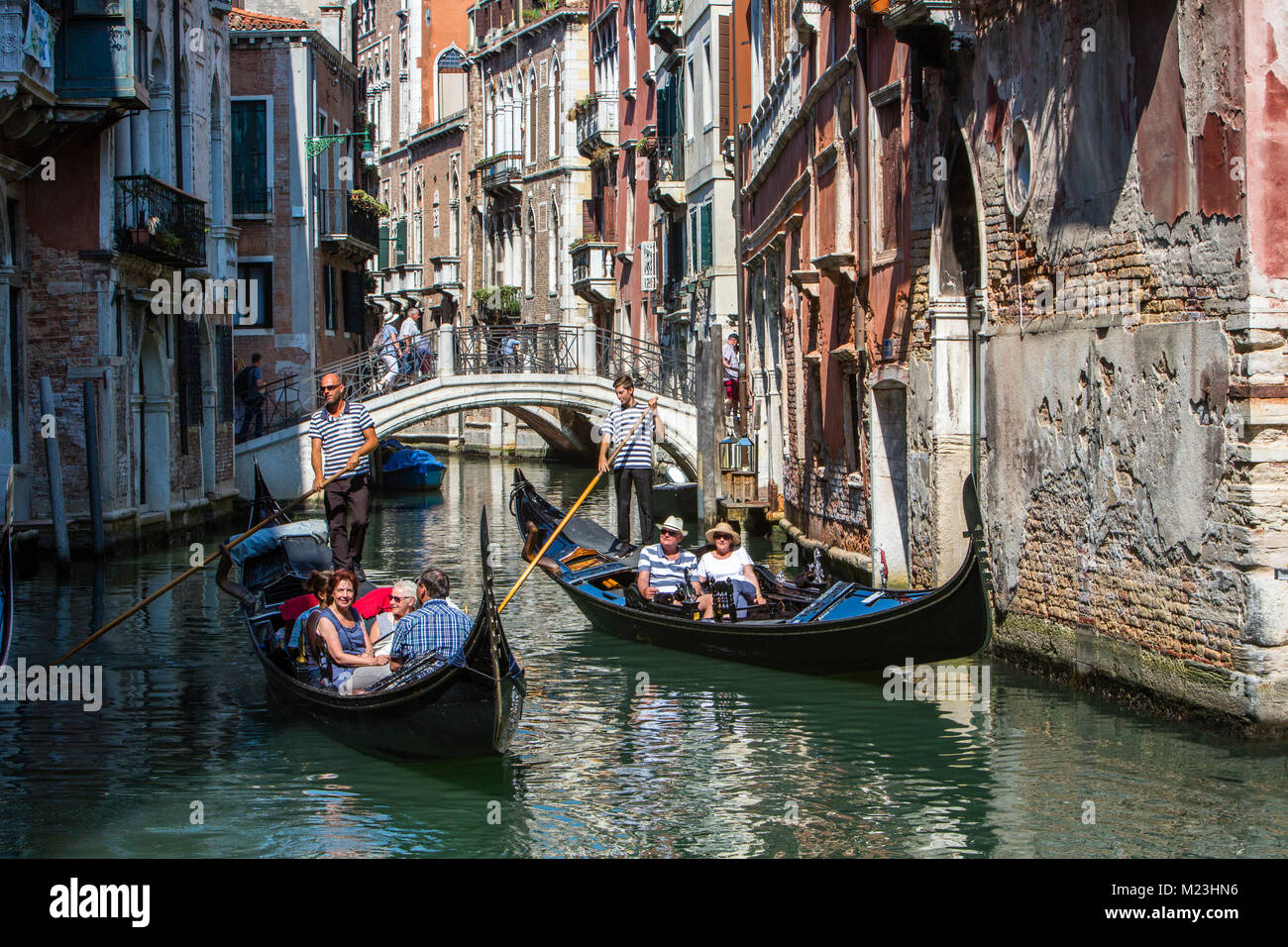 Gondole in canali di Venezia, Italia Foto Stock