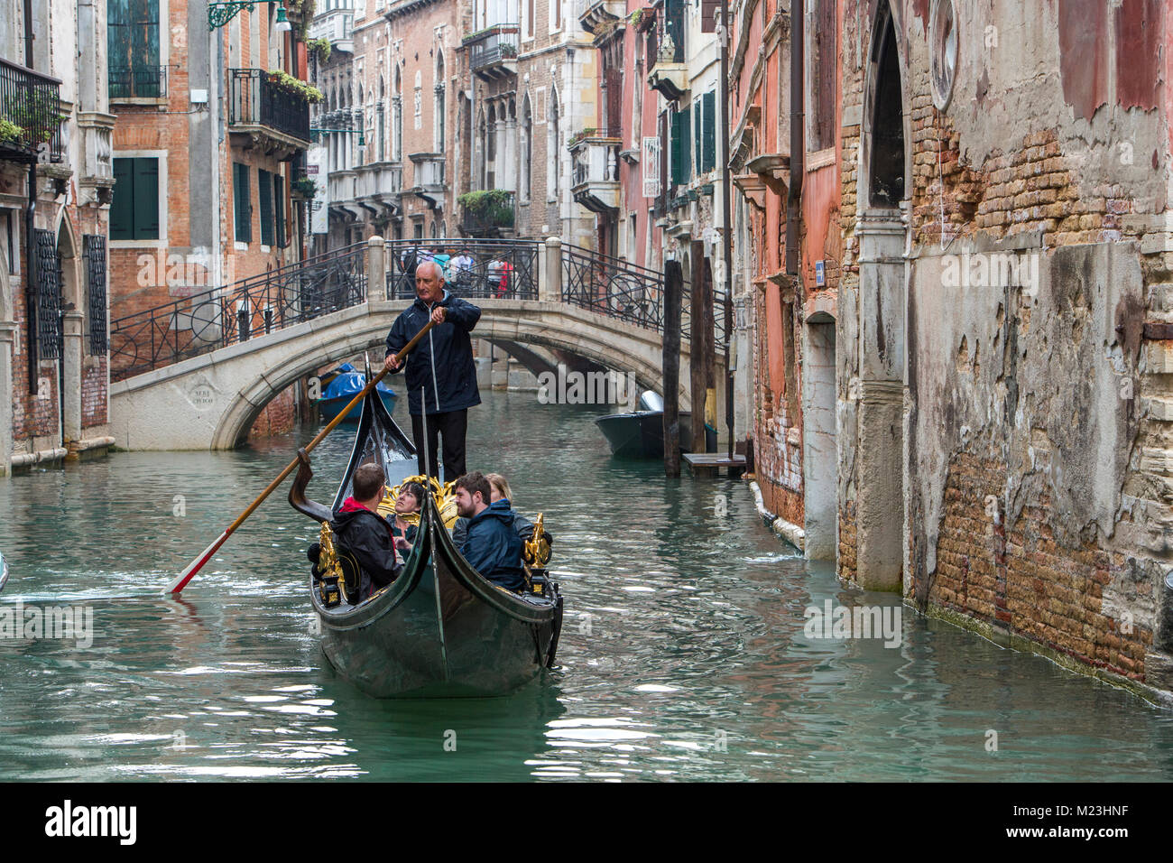 Gondole in canali di Venezia, Italia Foto Stock