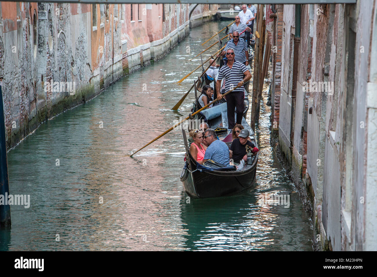 Gondole in canali di Venezia, Italia Foto Stock