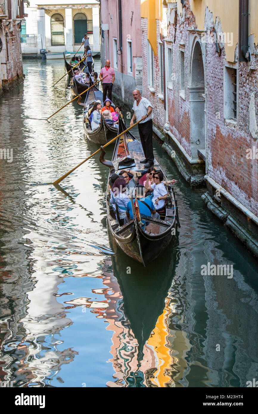 Gondole in canali di Venezia, Italia Foto Stock