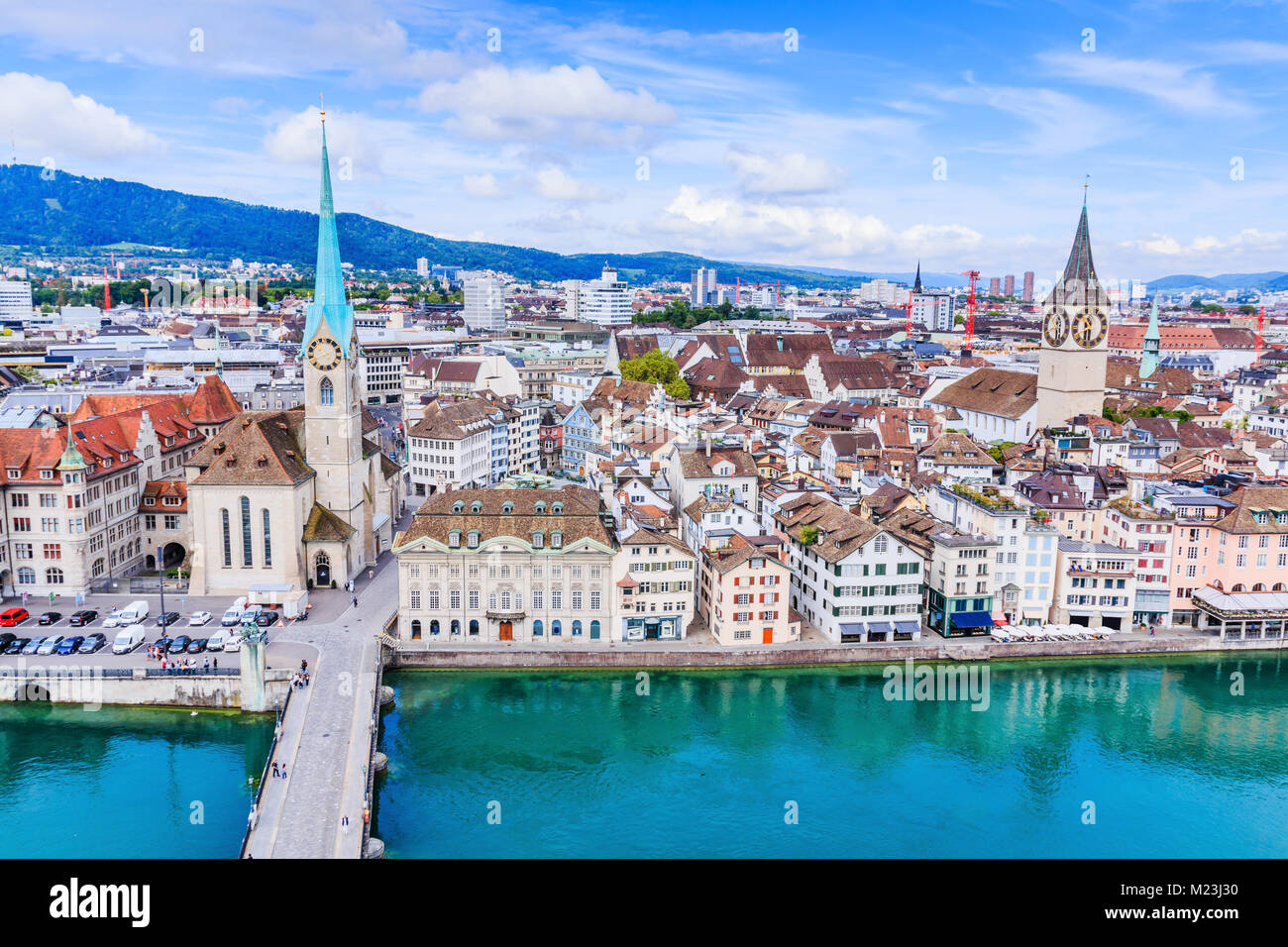 Zurigo, Svizzera. Vista del centro storico di Zurigo centro città con la famosa Chiesa di Fraumuenster, Limmat e lago di Zurigo da Grossmunster Chiesa. Foto Stock