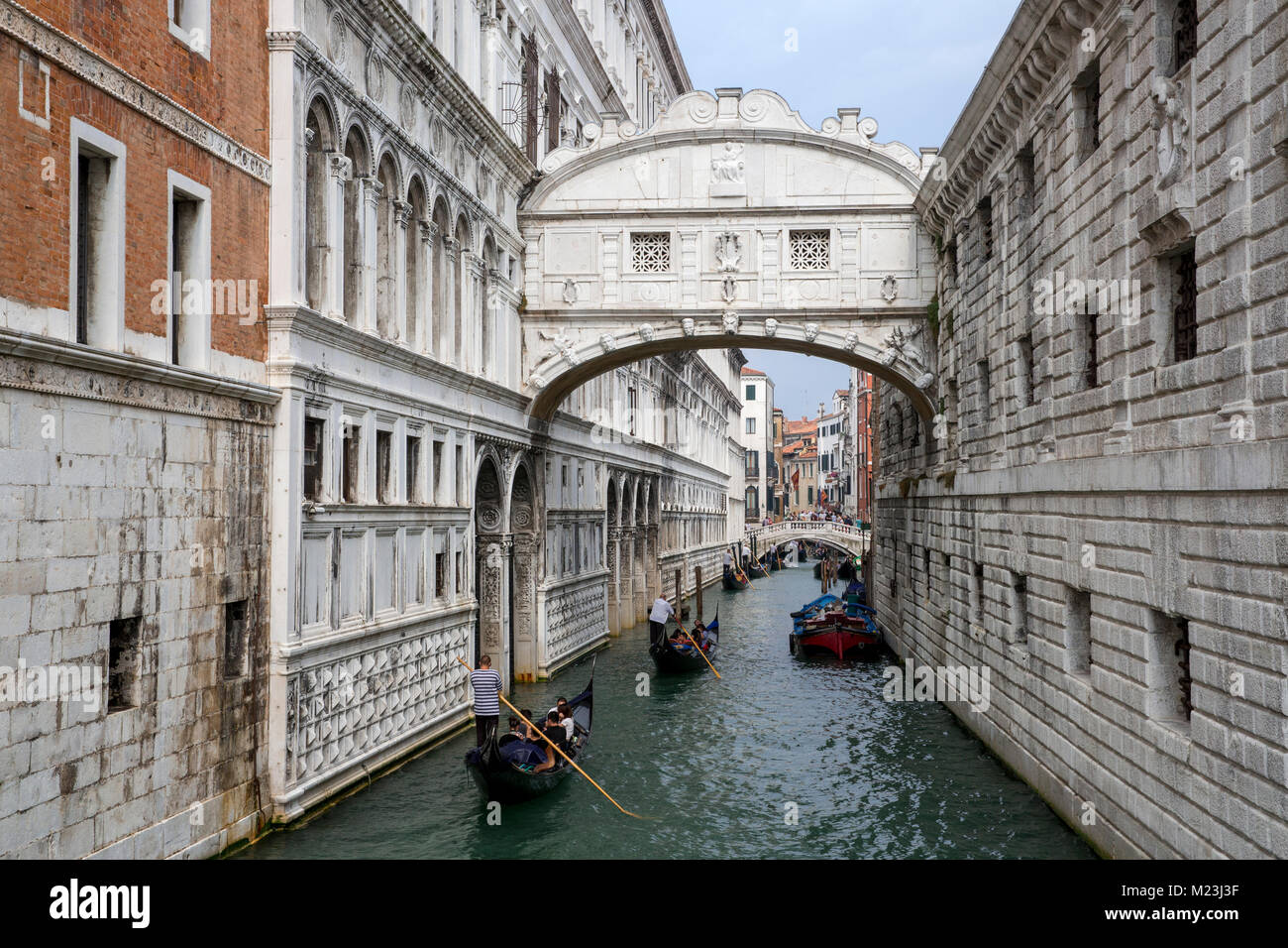 Ponte dei Sospiri oltre il Fiume Palace, Venezia, Italia Foto Stock