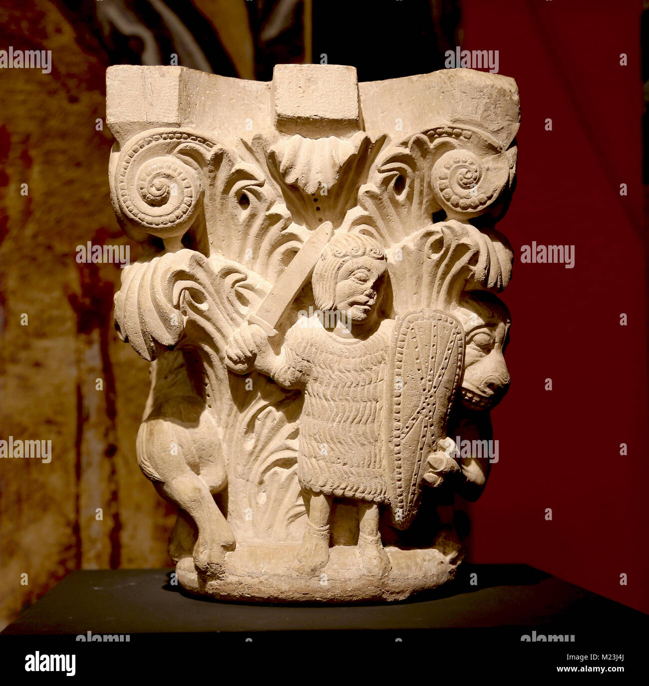 Capitello romanico, guerriero lottando contro un leone. Monastero di Sant Pere de Rodes, Girona, Catalogna, del XII secolo. Foto Stock