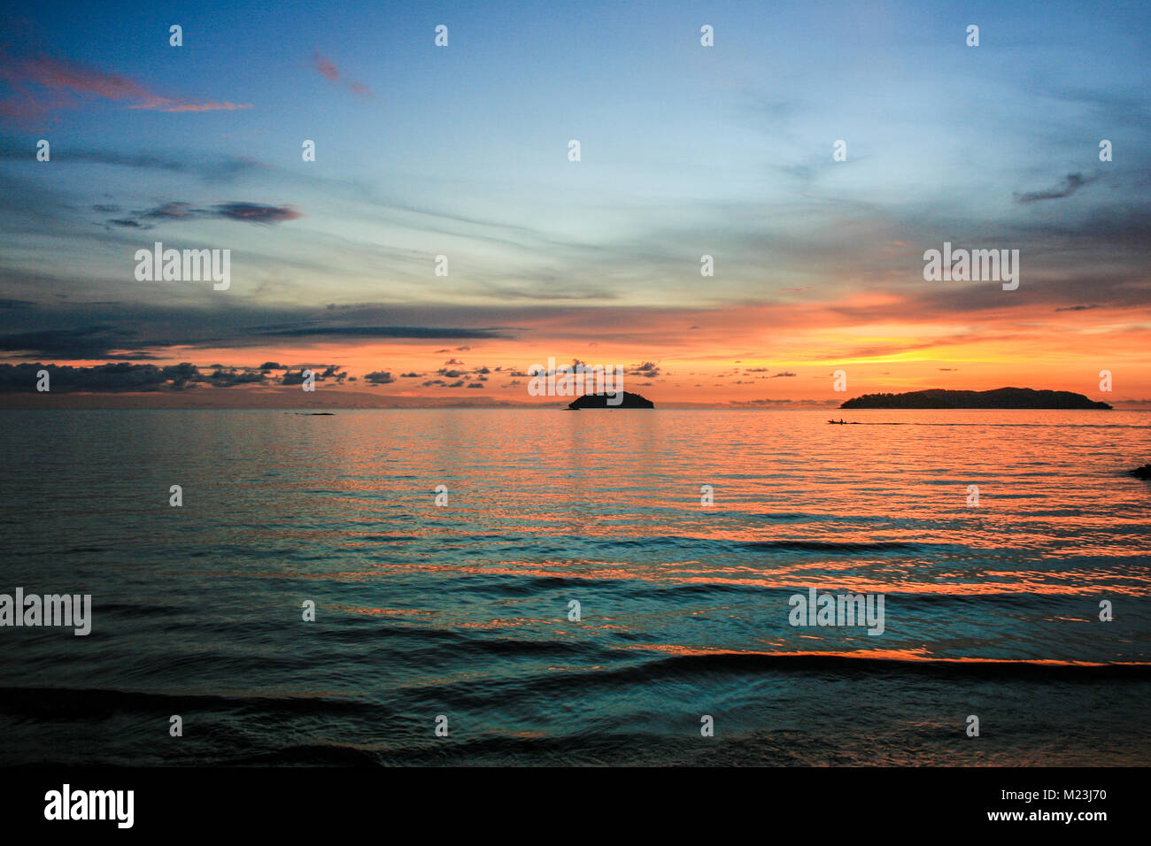 Sunset off Tanjung Aru, Kota Kinabalu, Sabah, Malaysia Foto Stock