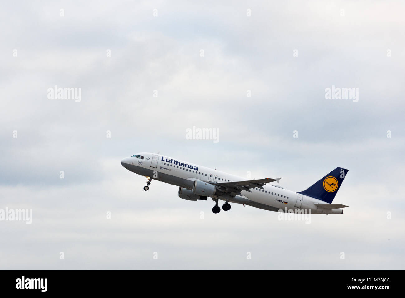 Stuttgart, Germania - 3 Febbraio 2018: aerei Airbus A320-211 da Lufthansa dopo il decollo da pista - sky con le nuvole in background Foto Stock Stuttgart, Germania - 3 Febbraio 2018: aerei Airbus A320-211 da Lufthansa dopo il decollo da pista - sky con le nuvole in background Foto Stock