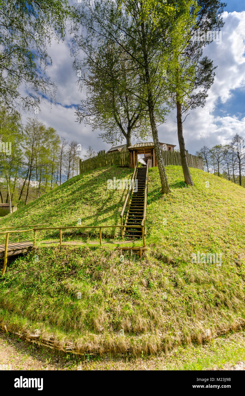 Motte-en-bailey la ricostruzione del castello, vicino al villaggio di Mowki, Grande Polonia voivodato, Polonia, l'Europa. Foto Stock