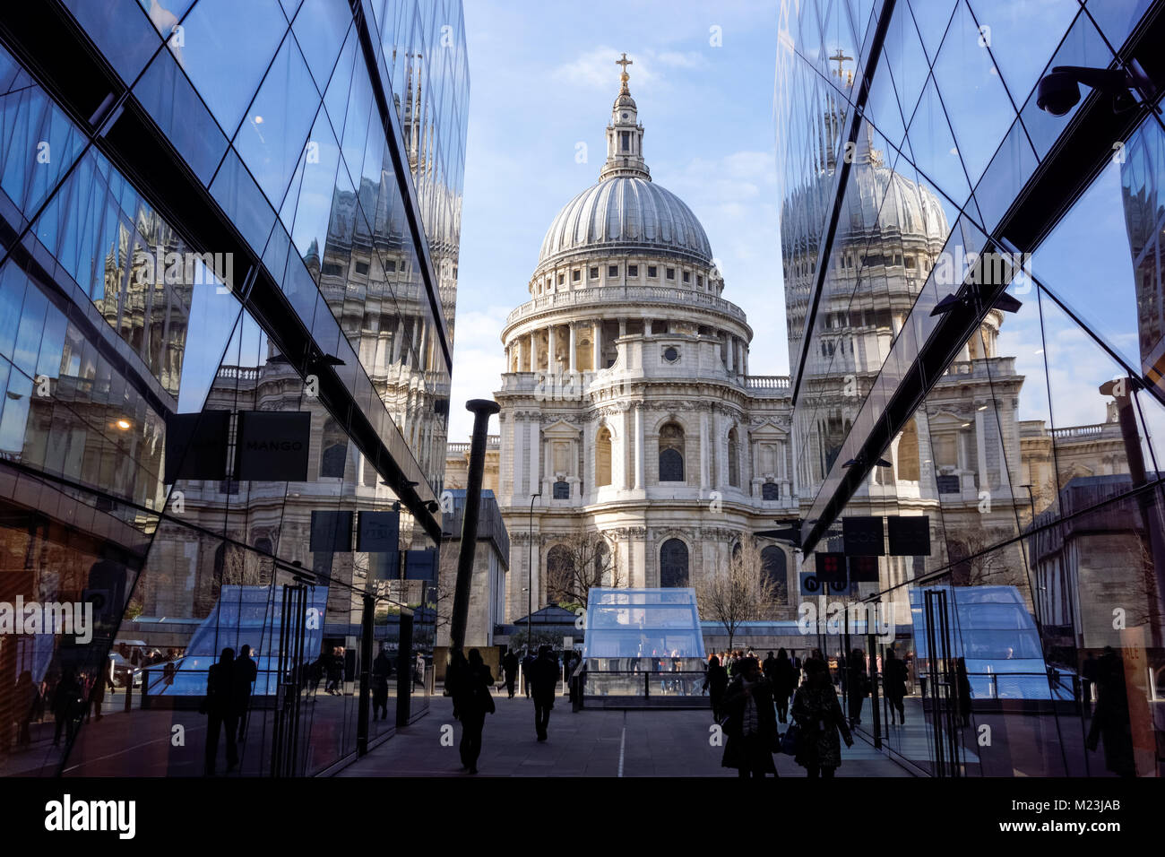 Cattedrale di St Paul vista da un nuovo cambiamento a Londra Inghilterra Regno Unito Regno Unito Foto Stock