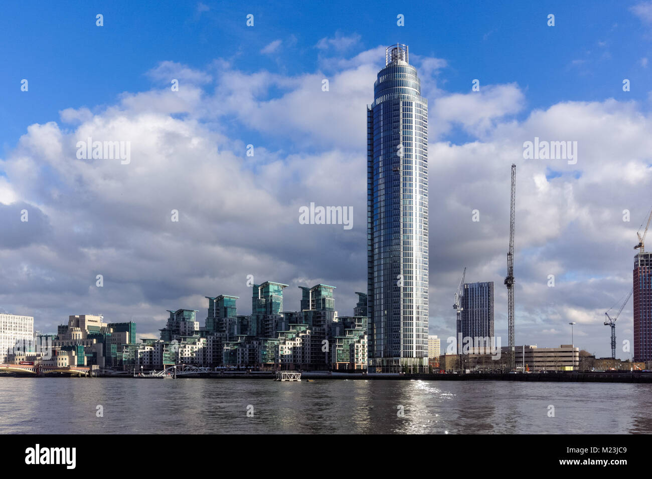 La Vauxhall a torre e gli edifici residenziali di St George Wharf in London, England, Regno Unito, Gran Bretagna Foto Stock