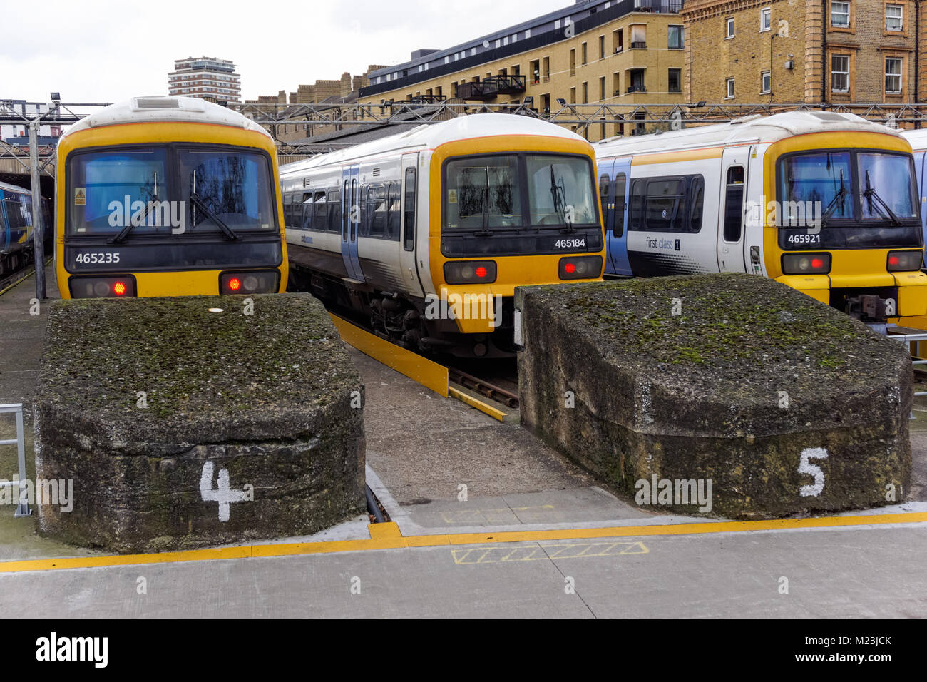 I treni alla stazione di Victoria a Londra, Inghilterra, Regno Unito, Gran Bretagna Foto Stock