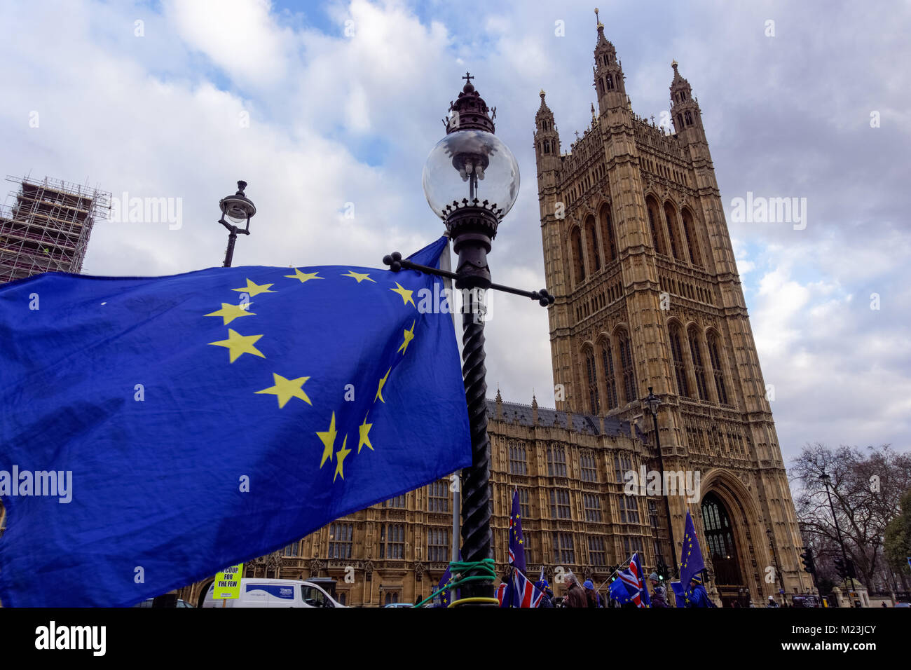 Londra, Regno Unito. Il 30 gennaio 2018. Bandiera dell'Unione europea vola da una lampada posta di fronte al Palazzo del Parlamento a Londra, Inghilterra, Regno Unito, Gran Bretagna Foto Stock