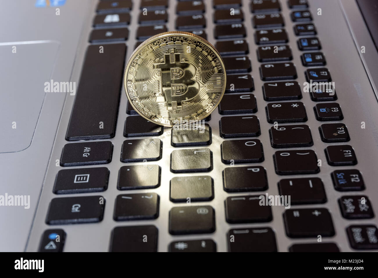 Bitcoin cryptocurrency moneta sulla tastiera di un computer Foto Stock