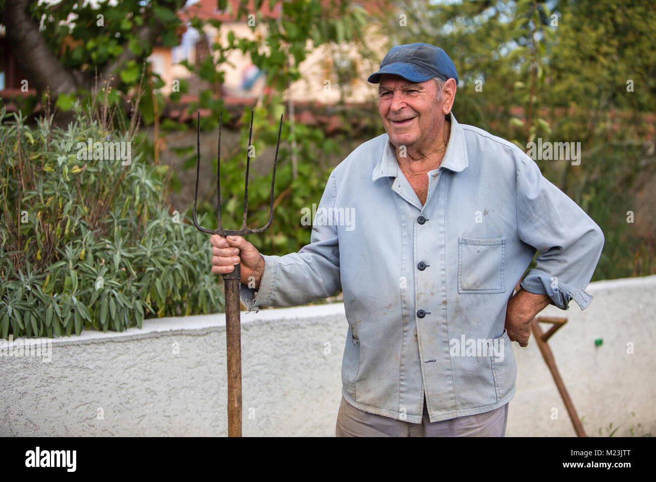 Contadino con forcone, villaggio della balla, Croazia Foto Stock