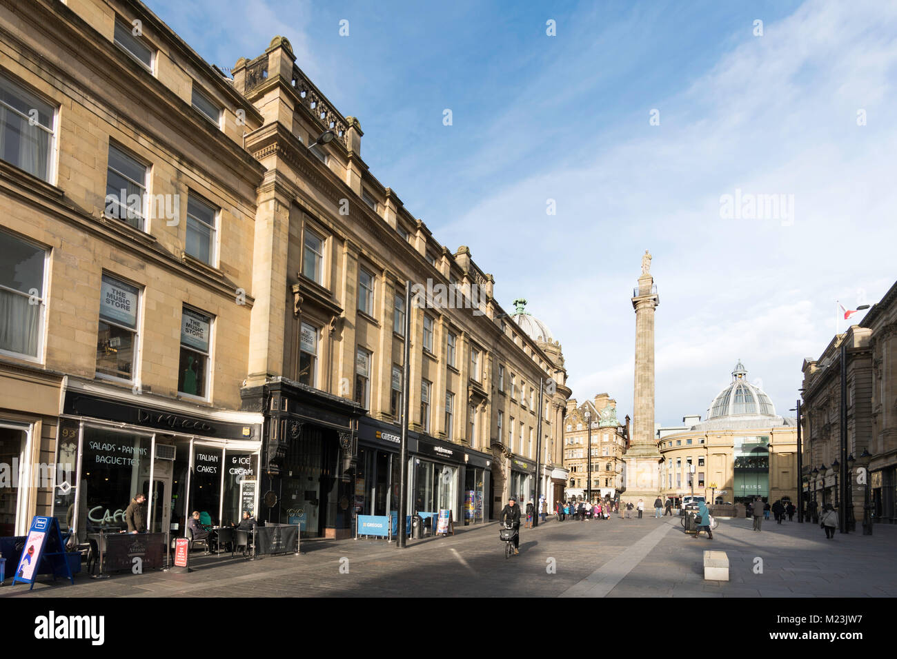 Un maschio ciclista corse Brompton bici giù Grey Street, Newcastle, North East England, Regno Unito Foto Stock