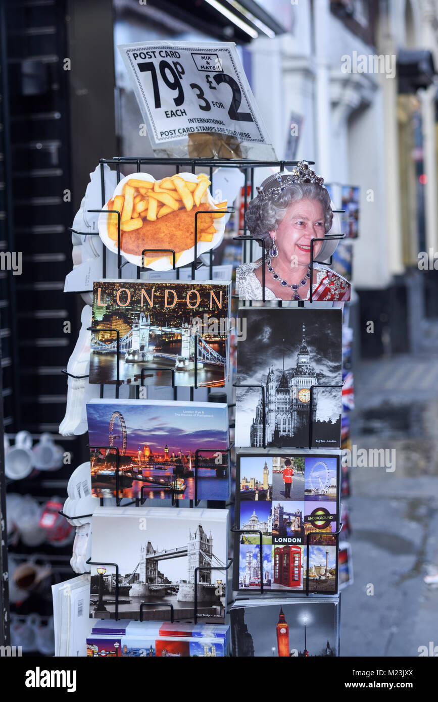 Immagine iconica cartoline di Londra in vendita lungo Shaftesbury Avenue London,UK. Foto Stock