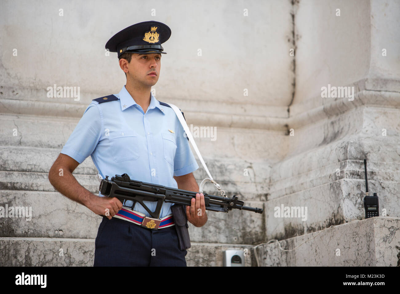 Le guardie armate all Altare della Patria, Monumento Nazionale a Vittorio Emanuele, Roma, Italia Foto Stock