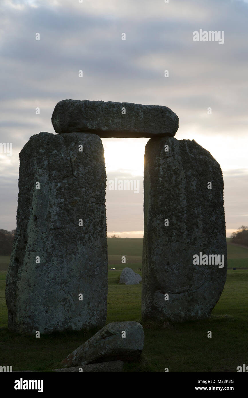 Stonehenge il cerchio di pietra nel Wiltshire, Inghilterra. Il monumento antico risale al Neolitico, circa 5.000 anni fa. Foto Stock
