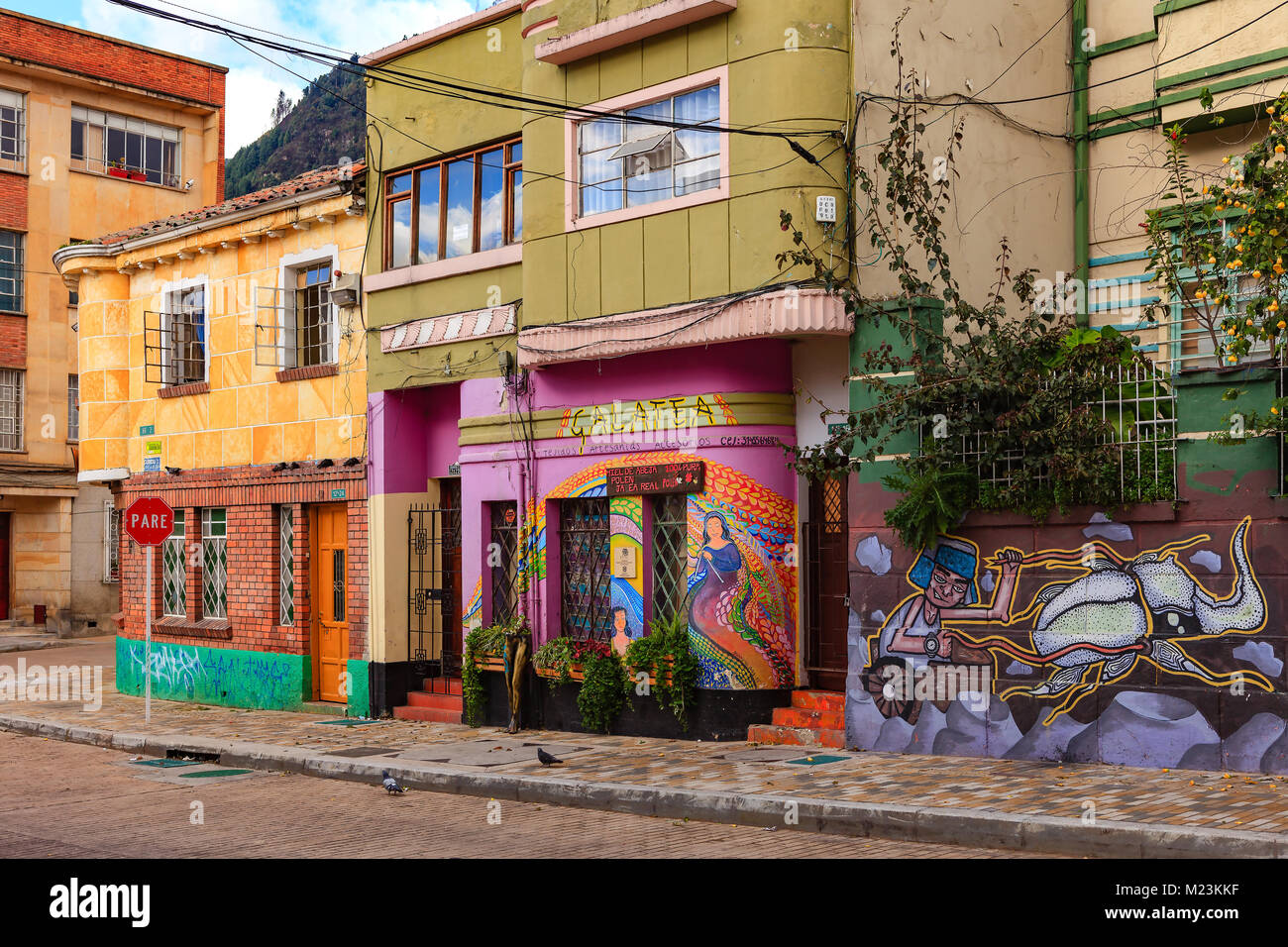 Bogotà, Colombia - 28 Maggio 2017: alcuni vivacemente facciate dipinte e Street nel centro storico La Candelaria quartiere della città capitale del Sud America Foto Stock