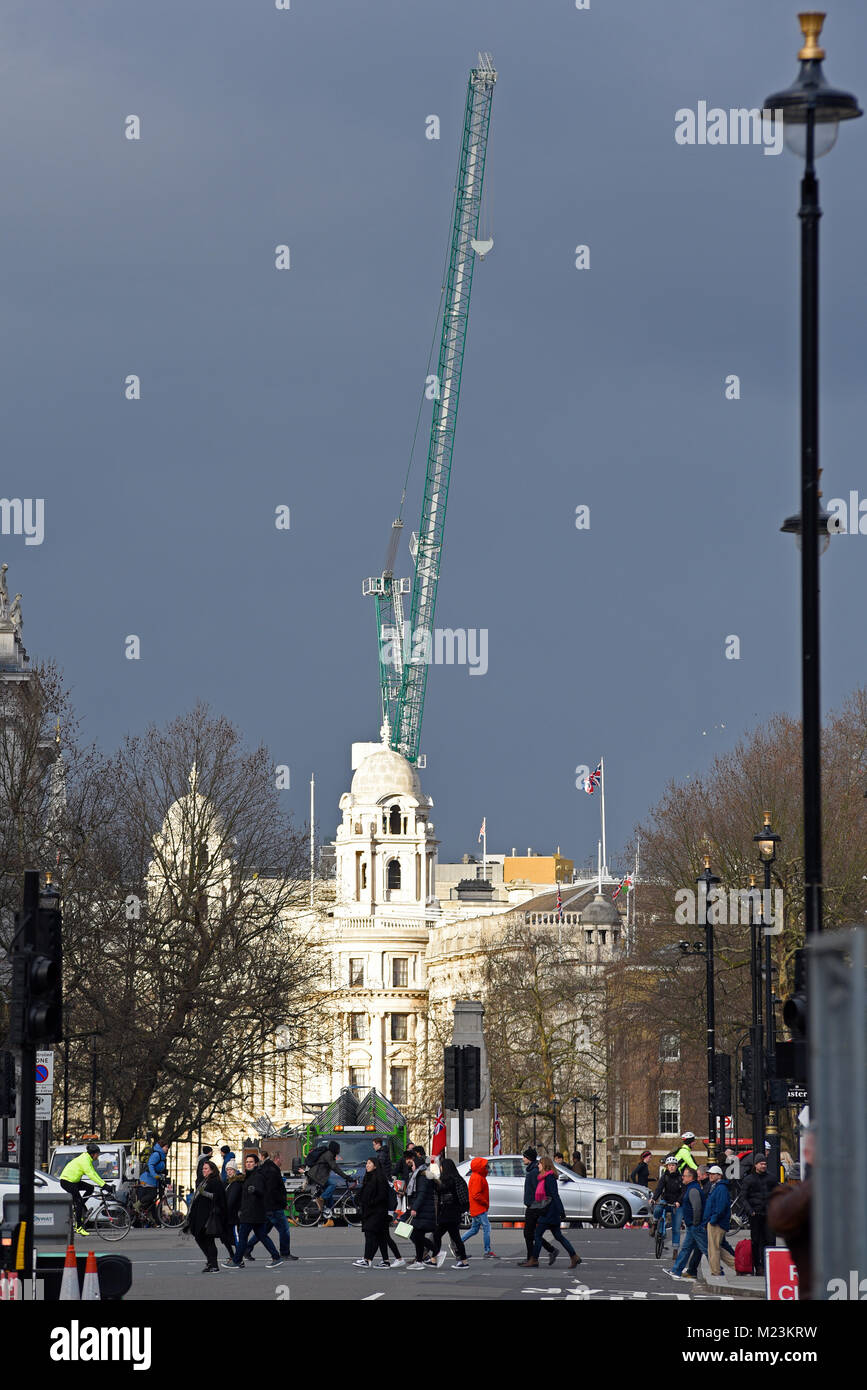 Vecchia guerra Edificio per uffici di Londra alla riqualificazione luxury hotel & Residence azionato da Raffles del gruppo prima proprietà nel Regno Unito. Costruzione Foto Stock