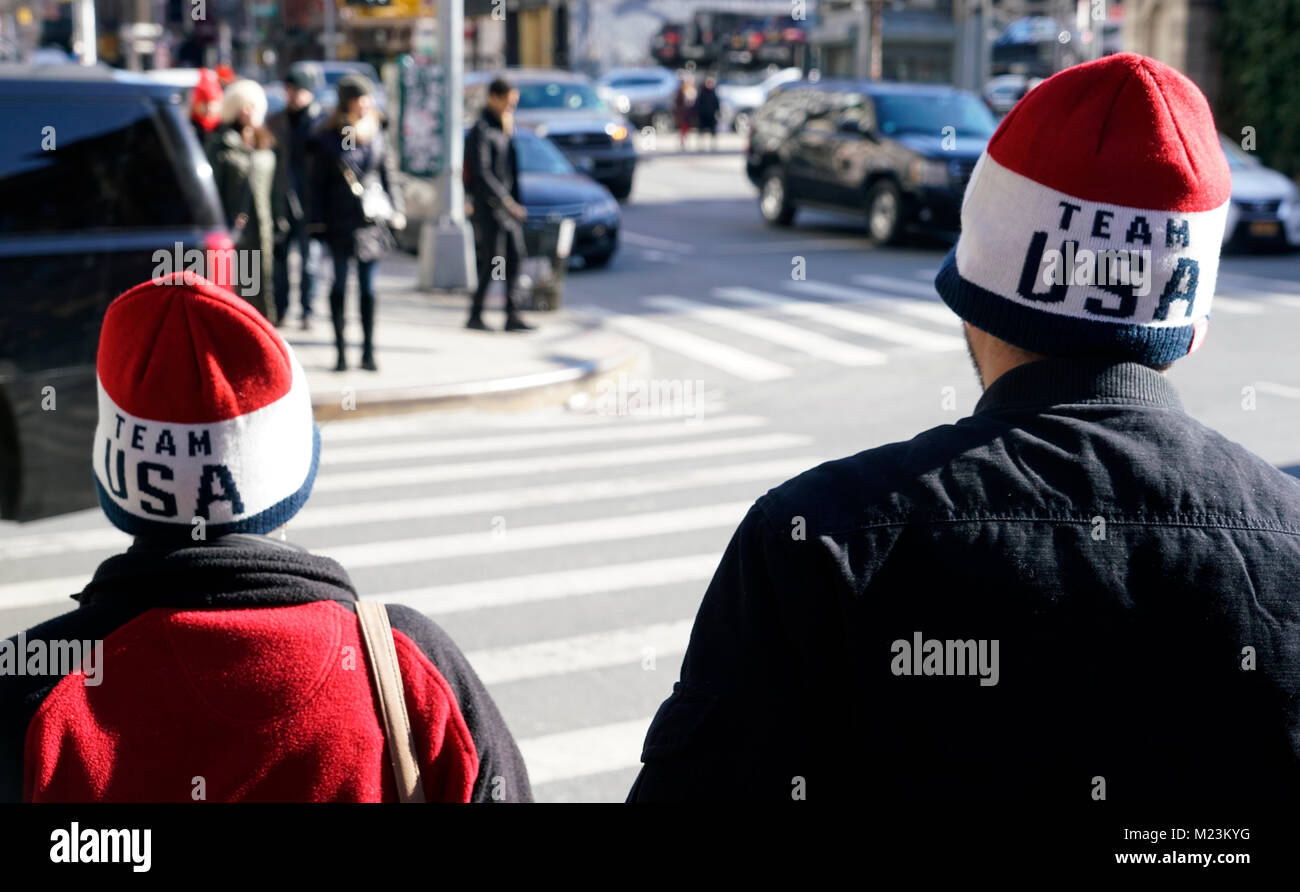 Un giovane che indossa il Team USA beanie hat sulla strada di Manhattan.New York City.USA Foto Stock
