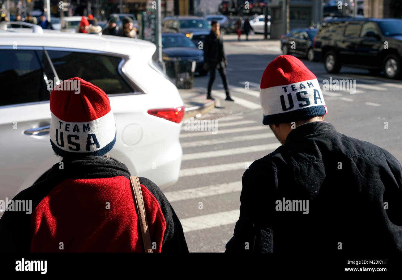 Un giovane che indossa il Team USA beanie hat sulla strada di Manhattan.New York City.USA Foto Stock