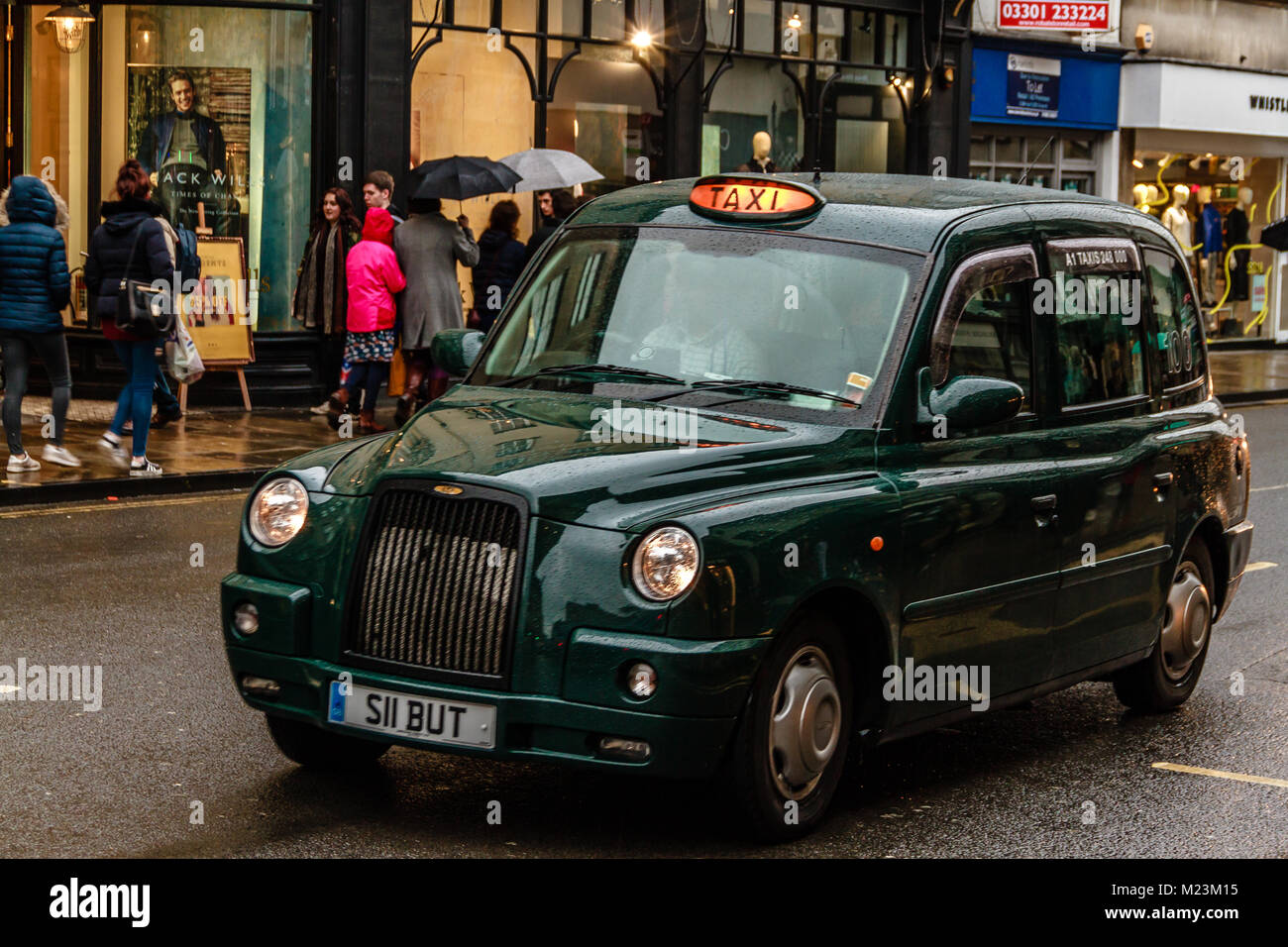 Green Hackney carrello viaggia attraverso Oxford, Oxfordshire, Regno Unito. Feb 2017 Foto Stock