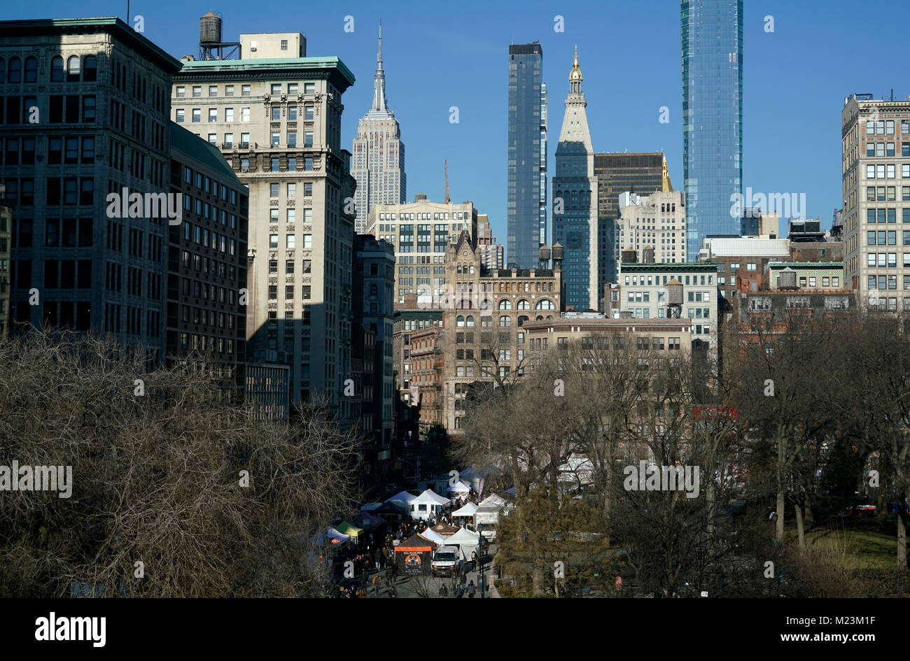 Union Square Park con Midtown skyline di Manhattan in background. Manhattan.New York City.USA Foto Stock