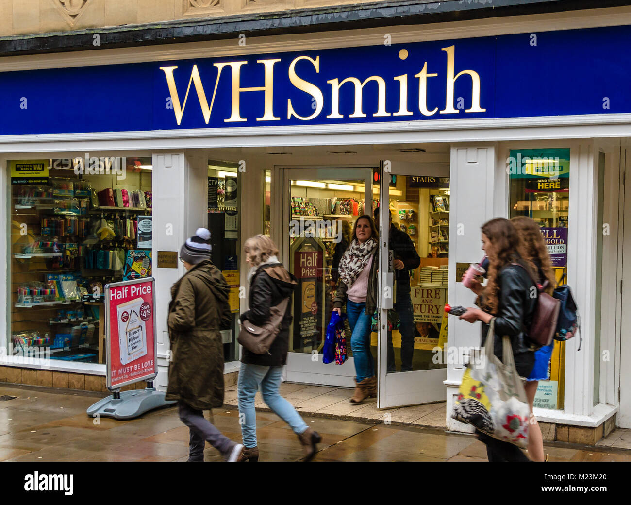 WHSmith: informare edicola Negozio di fronte con la gente che camminava sul passato Cornmarket Street, Oxford, Oxfordshire, Regno Unito. Feb 2018 Foto Stock