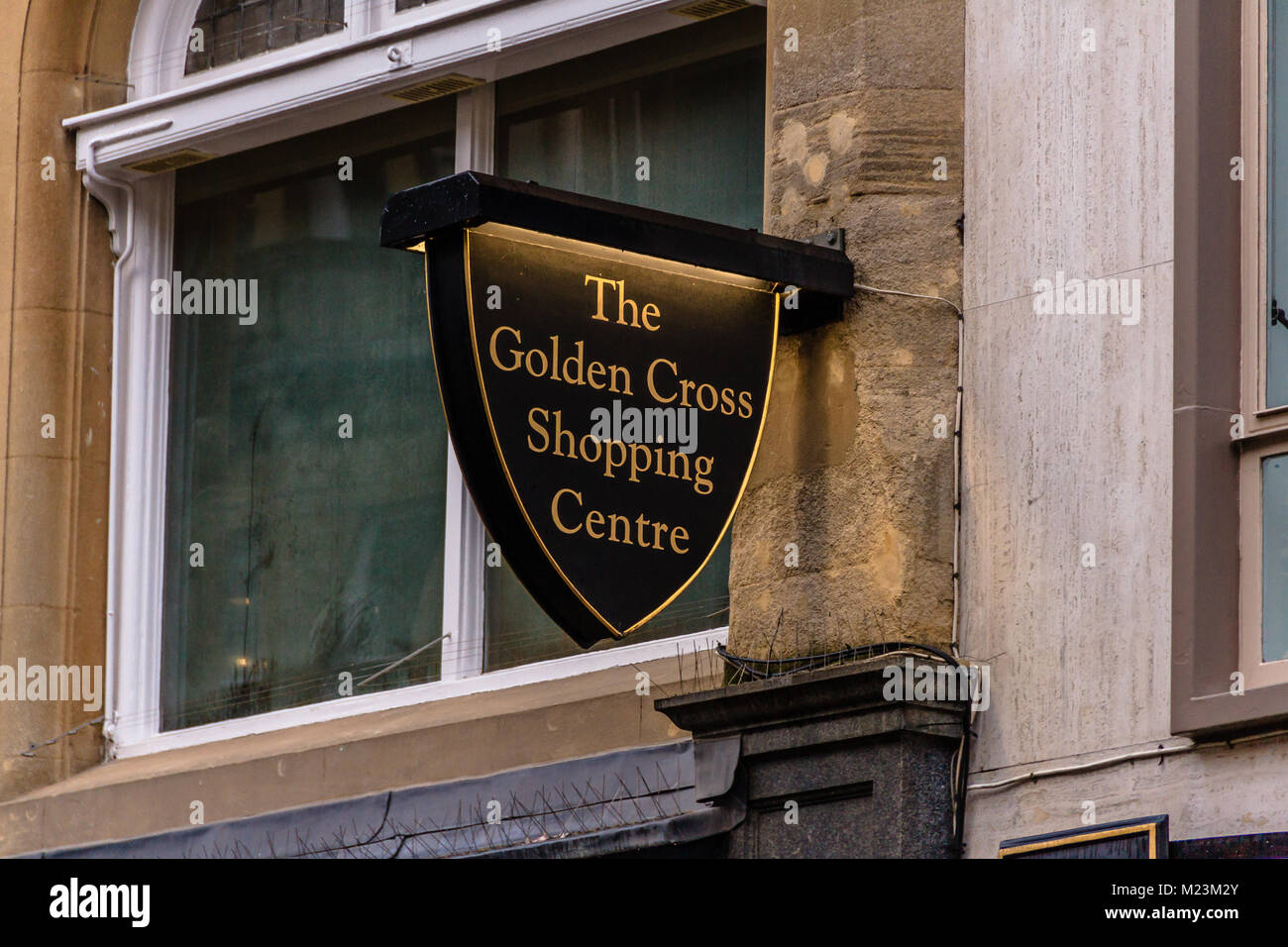 Segno per il Golden Cross Shopping Center su Cornmarket Street, Oxford, Oxfordshire, Regno Unito. Feb 2018 Foto Stock