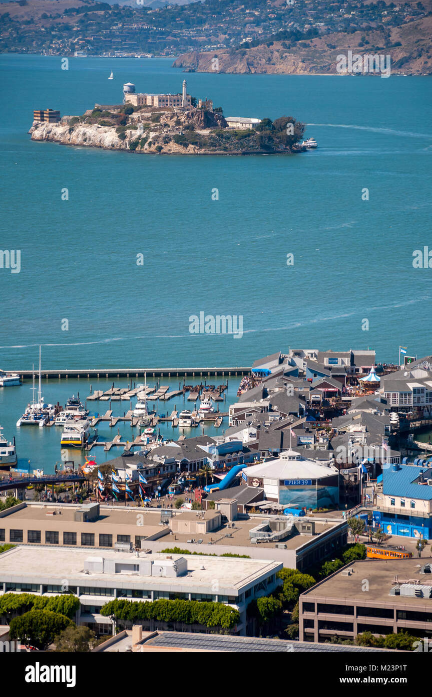 SAN FRANCISCO, CALIFORNIA - 9 settembre 2015 - Vista del Pier 39 e Isola di Alcatraz dalla Coit Tower Foto Stock