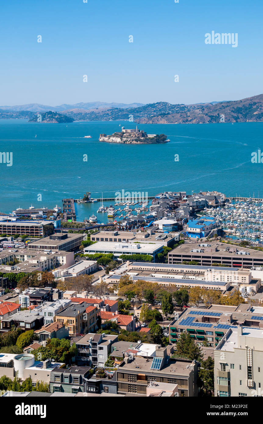 SAN FRANCISCO, CALIFORNIA - 9 settembre 2015 - Vista del Pier 39 e Isola di Alcatraz dalla Coit Tower Foto Stock