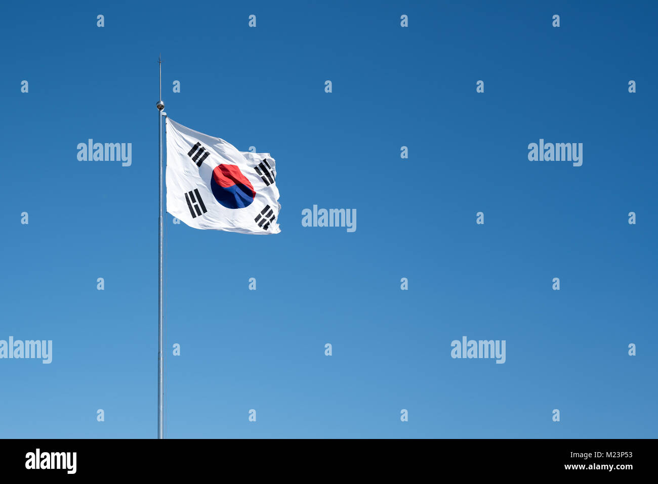 Bandiera della Corea del Sud in cielo blu. copia di spazio. Foto Stock