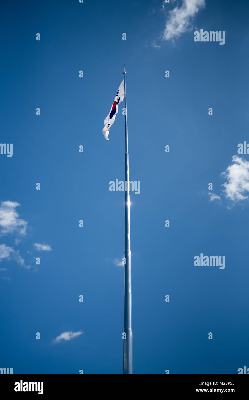 Bandiera della Corea del Sud in cielo blu. copia di spazio. Foto Stock