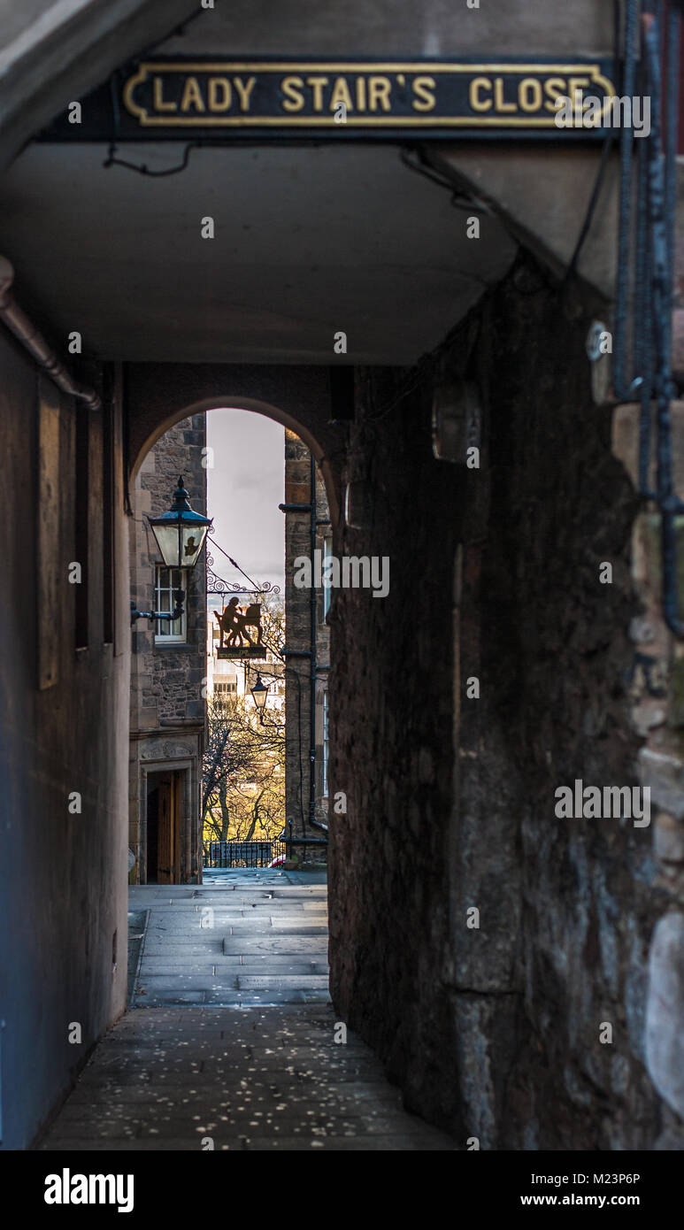 Madonna della scala stretta che conduce al Museo degli Scrittori di Edimburgo, Scozia Foto Stock