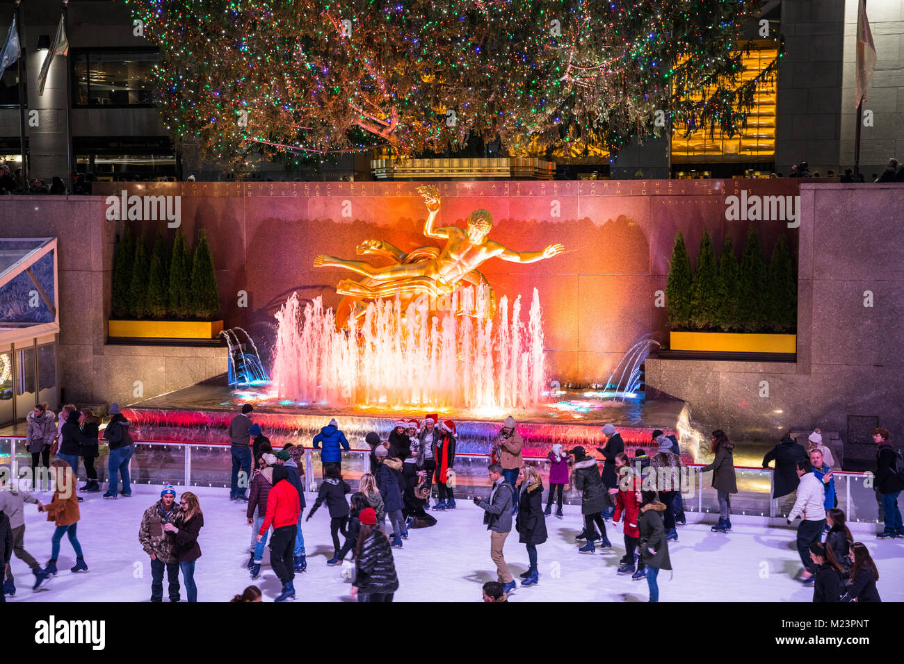 Pista di pattinaggio al Rockefeller Plaza nel tempo di Natale, New York City Foto Stock