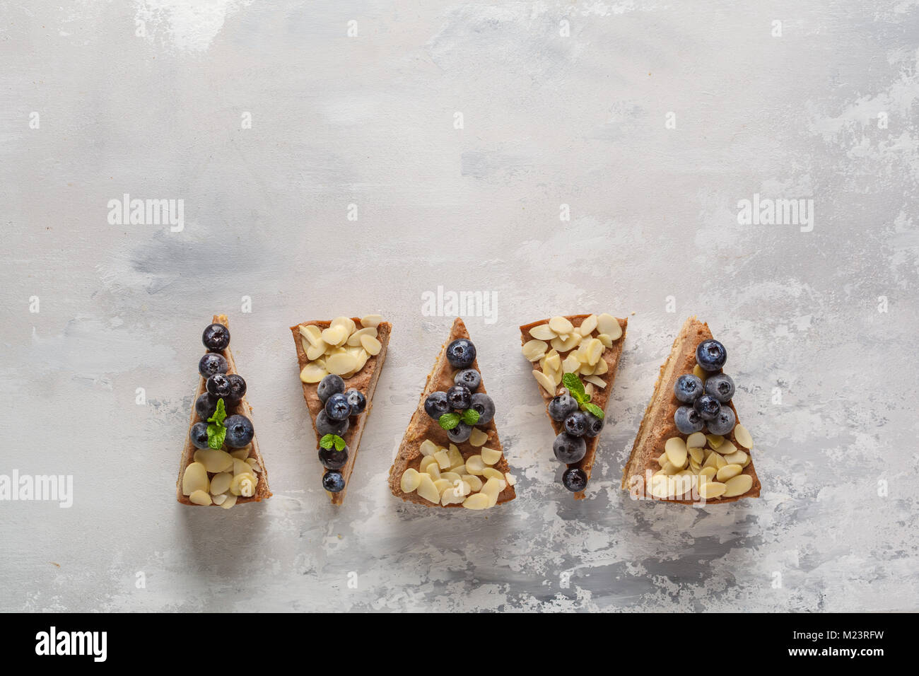 Vegan materie cioccolato cheesecake con mirtilli e mandorle. Un sano pasto vegano concetto, cibo sfondo, vista dall'alto Foto Stock
